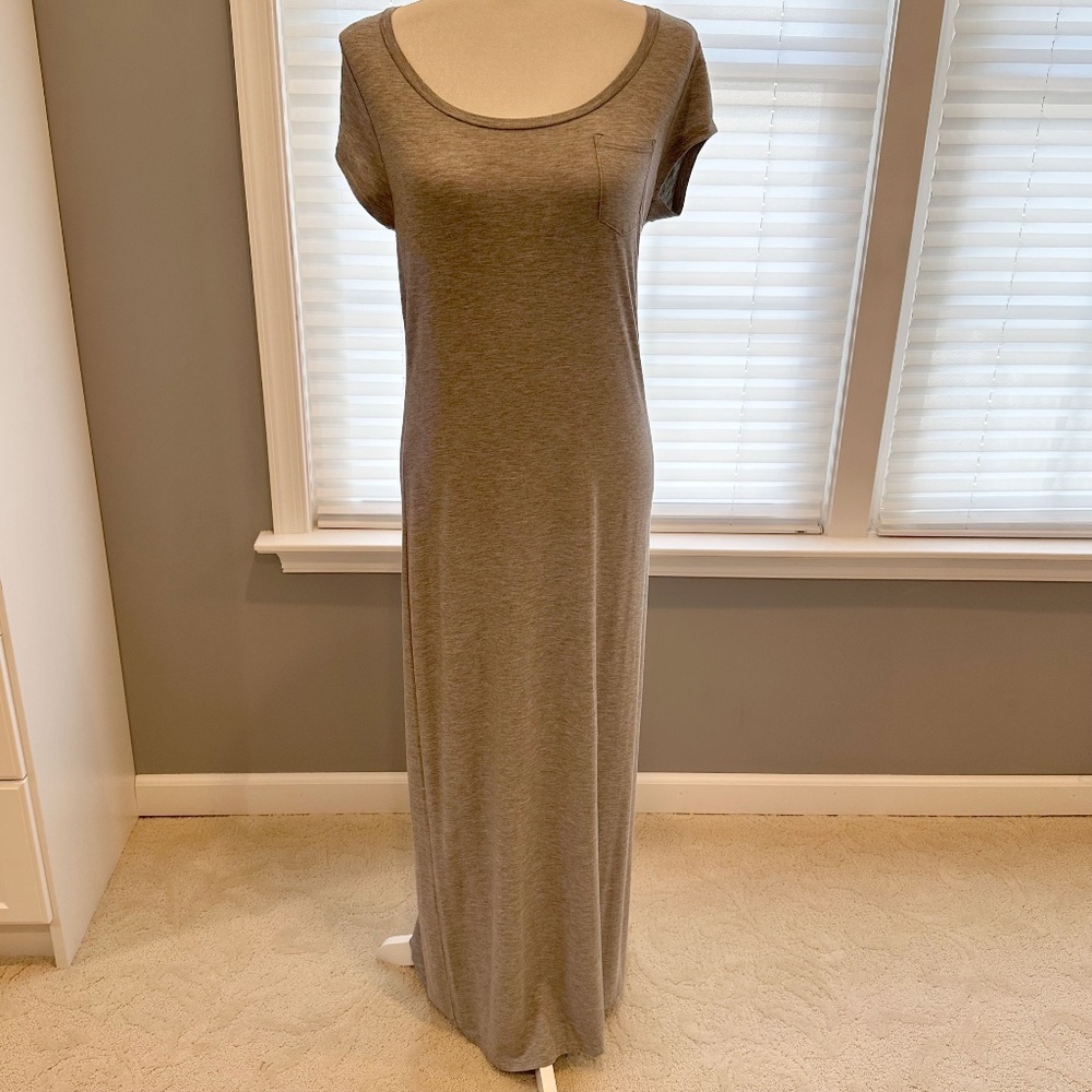 Old Navy Short Sleeve Maxi Dress (Size Medium). Color: Grey